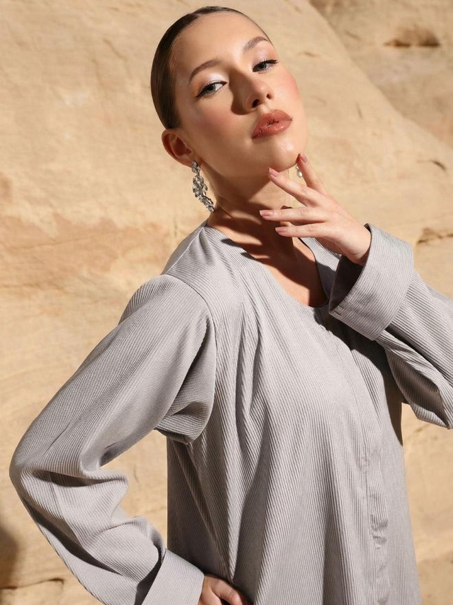 ISHIN Grey Relaxed Abaya with Crinkled Hijab - Image 3